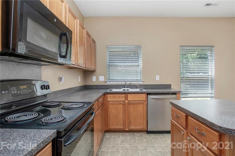 8711 Earthenware Dr, Charlotte, NC 28269