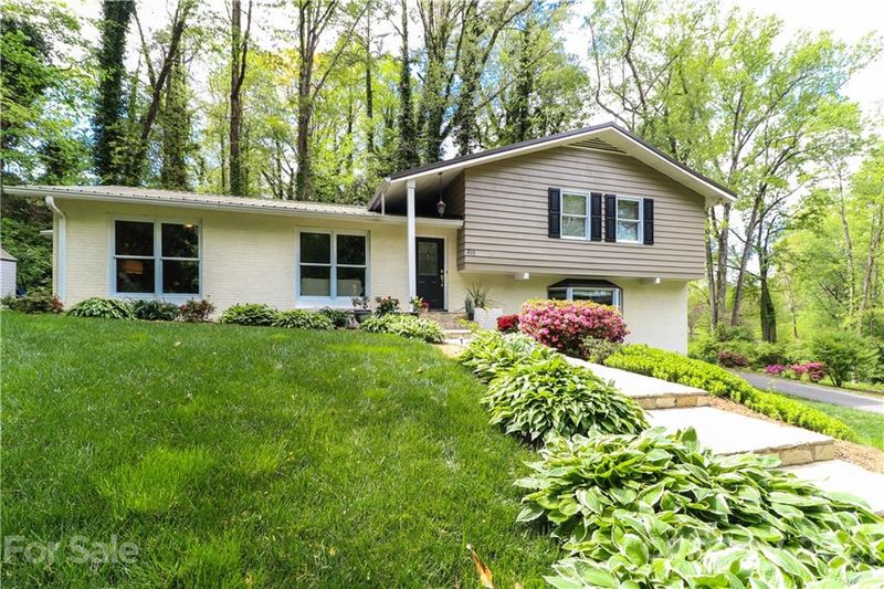 215 30th Ave NW, Hickory, NC 28601