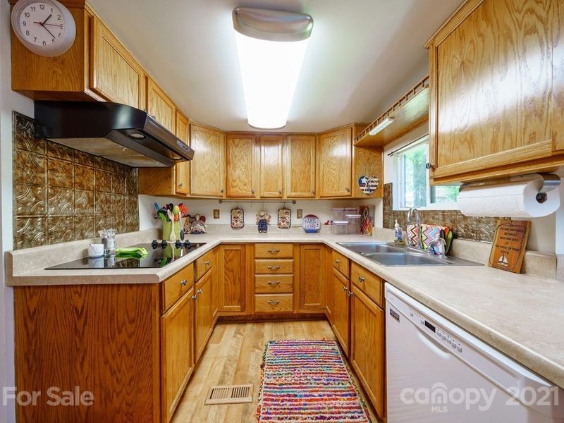 7112 Executive Cir, Denver, NC 28037