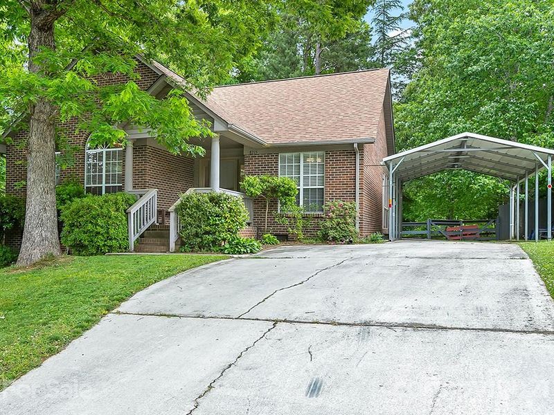 8215 David Lee Ln, Charlotte, NC 28227