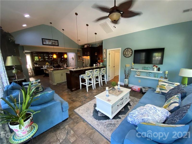744 Deerfield Dr, Mount Holly, NC 28120