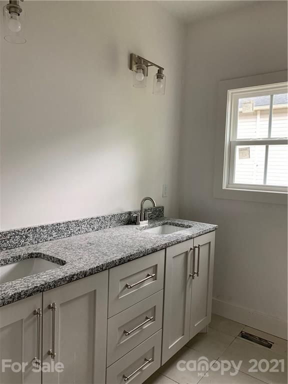 2434 25th Ave NE, Hickory, NC 28601