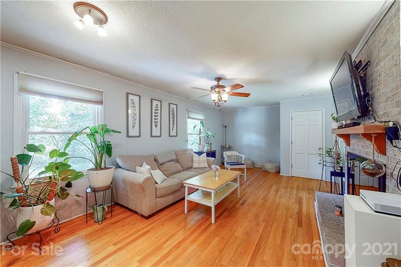 522 Deerwood Dr, Gastonia, NC 28054