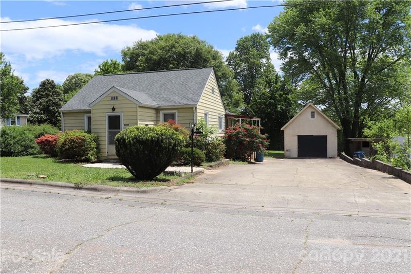 2230 2nd St NE, Hickory, NC 28601