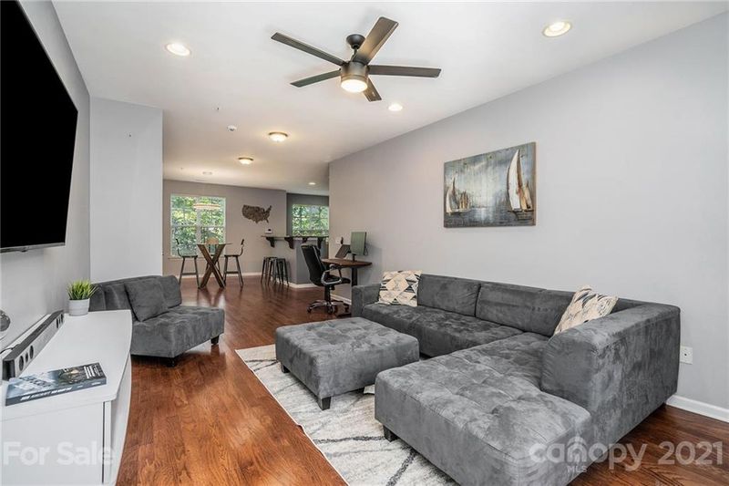 1572 Walnut View Dr, Charlotte, NC 28208