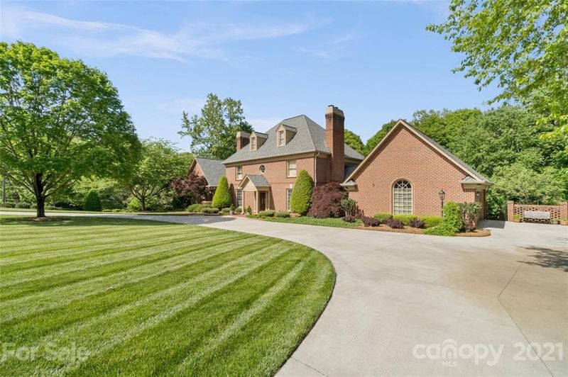 2048 2nd St NW, Hickory, NC 28601
