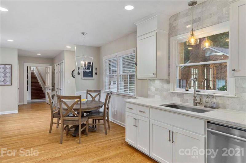 1111 Shadowbrook Ln, Charlotte, NC 28211
