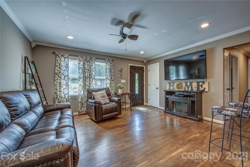 301 S Ridge St, Dallas, NC 28034