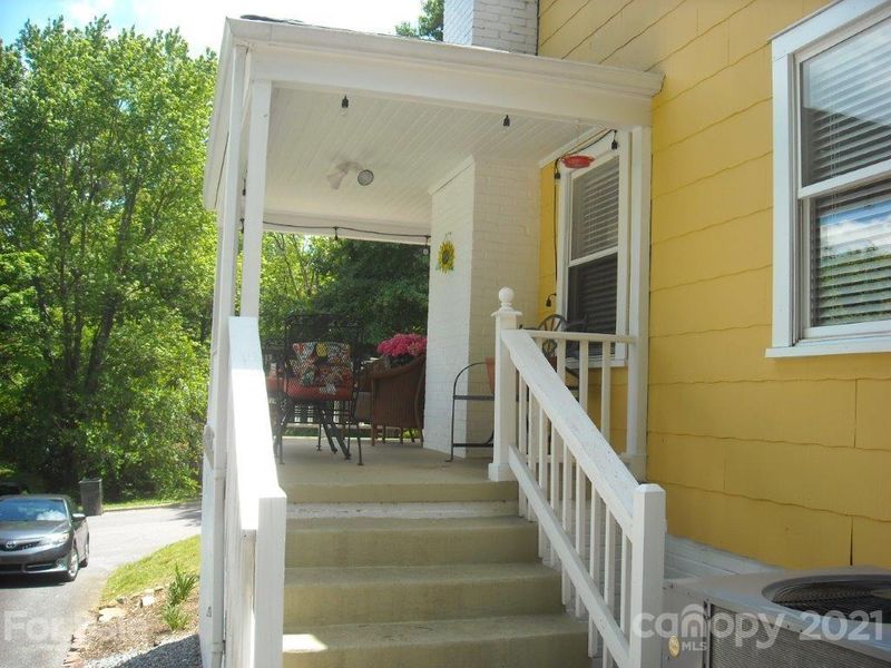 1084 14th Ave NW, Hickory, NC 28601