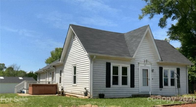 329 W E St, Newton, NC 28658