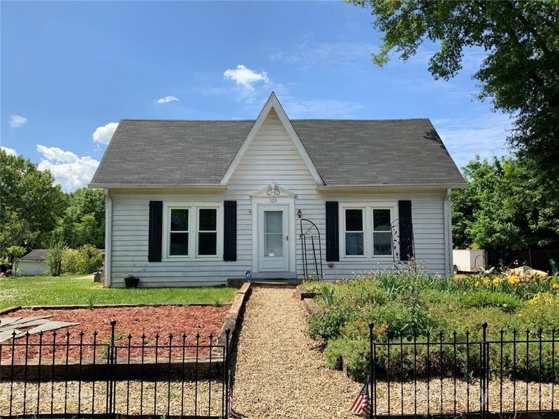 329 W E St, Newton, NC 28658