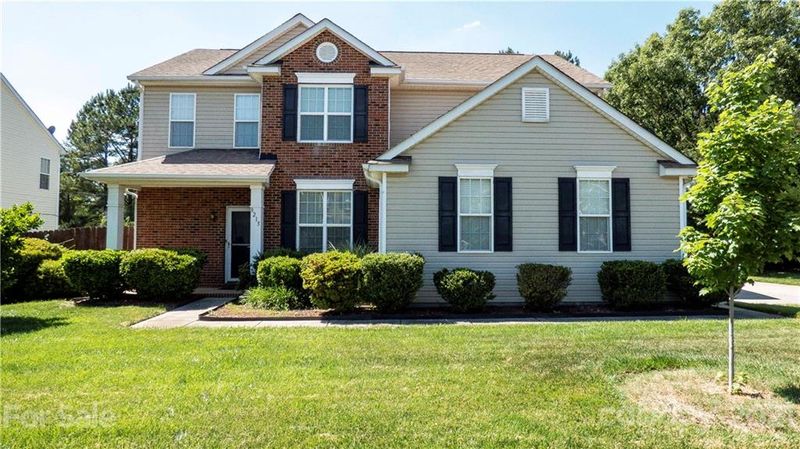 8215 Laurel Run Dr, Charlotte, NC 28269