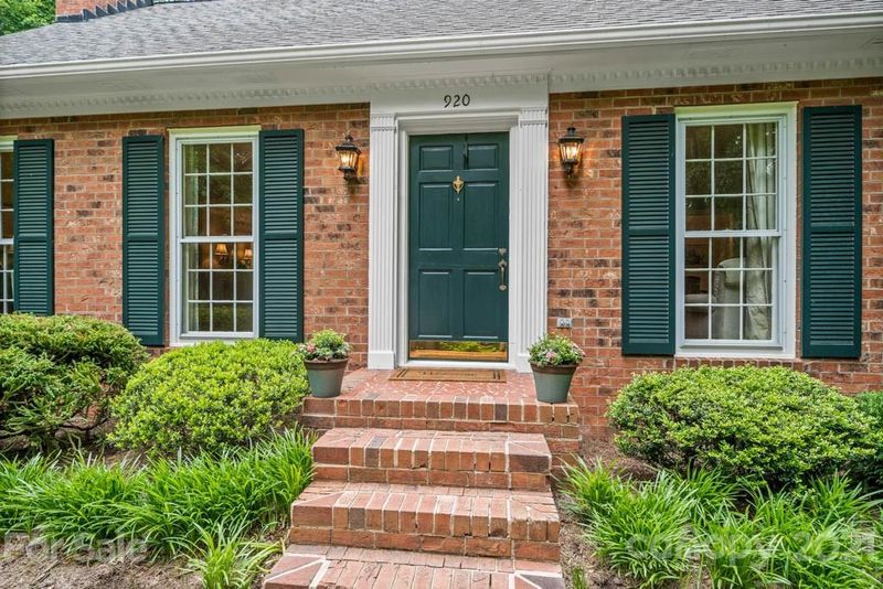 920 24th Avenue Dr NW, Hickory, NC 28601