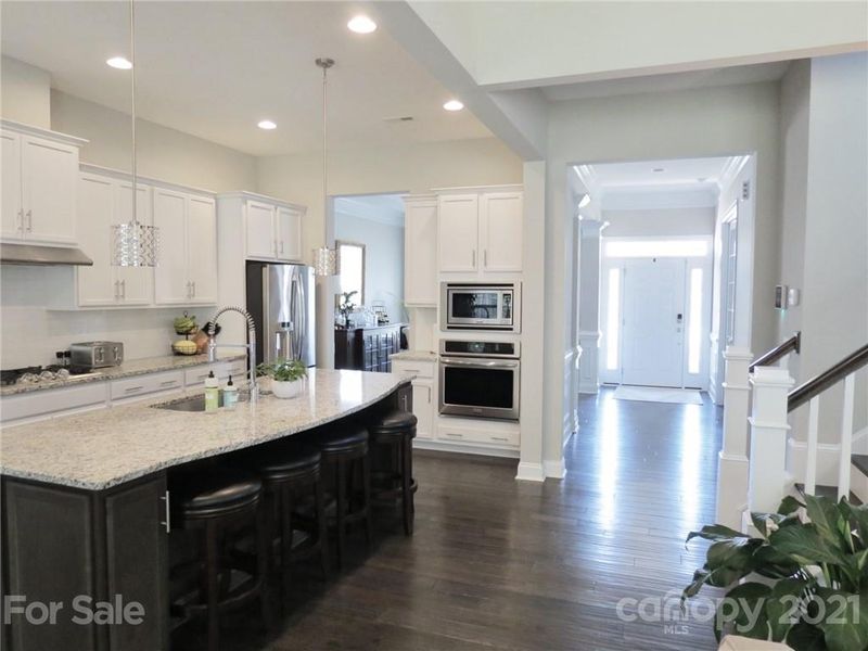 8312 Lake Harmony Dr, Matthews, NC 28105