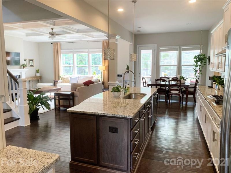 8312 Lake Harmony Dr, Matthews, NC 28105