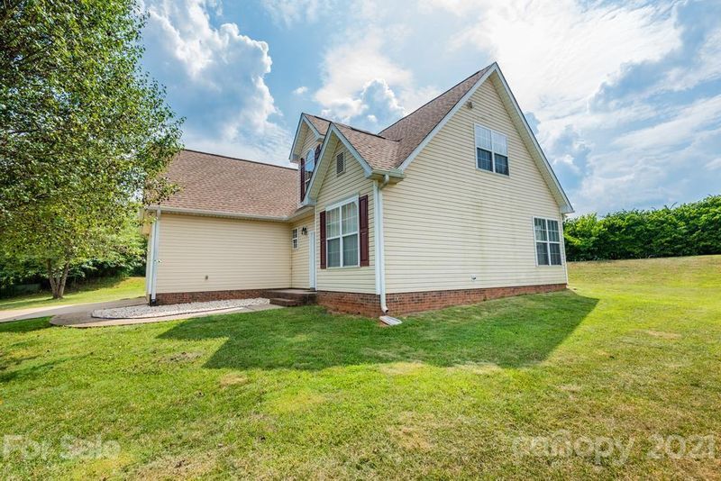1709 Pipers Ridge Cir NW, Conover, NC 28613