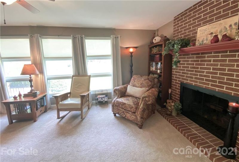 2007 NE 13th St NE, Hickory, NC 28601
