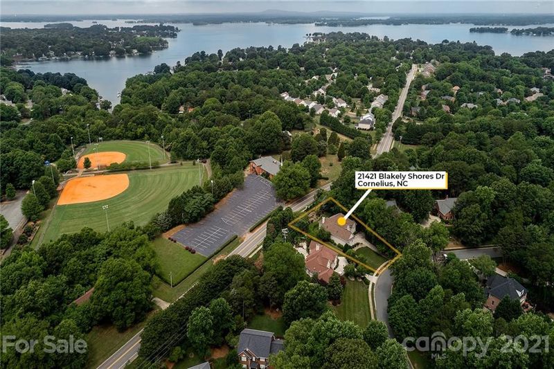 21421 Blakely Shores Dr, Cornelius, NC 28031
