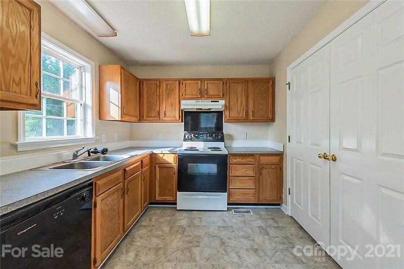 120 White St, Concord, NC 28027