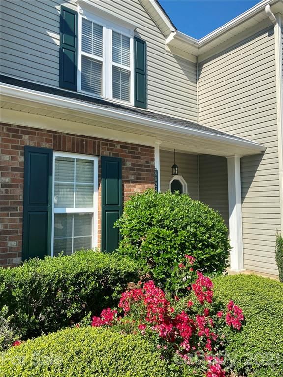 8823 Cinnabay Dr, Charlotte, NC 28216