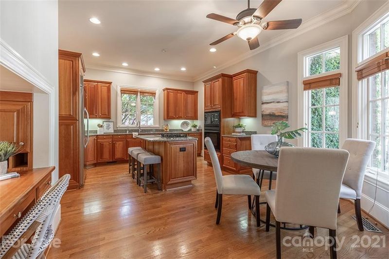 2700 Tanglewood Ln, Charlotte, NC 28211