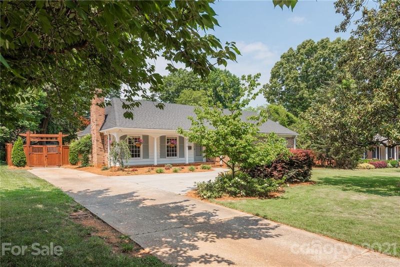 3910 Barclay Downs Dr, Charlotte, NC 28209