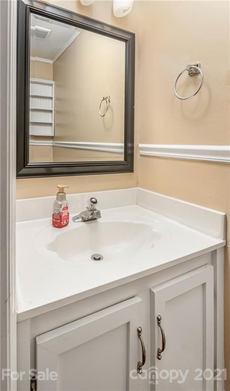 9748 Old Gate Dr, Matthews, NC 28105