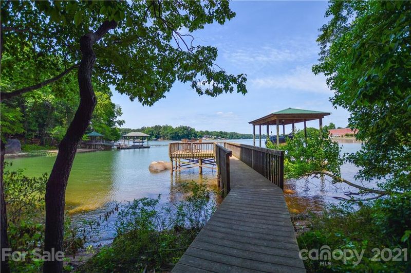 4513 Inlet Pointe Ct, Charlotte, NC 28216