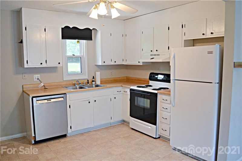8401 Clear Meadow Ln, Charlotte, NC 28227