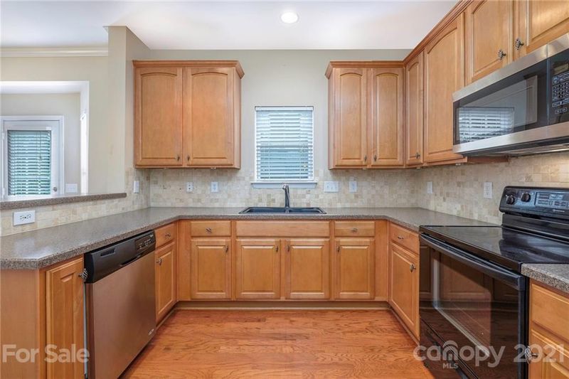 9823 Forest Run Ln, Charlotte, NC 28277