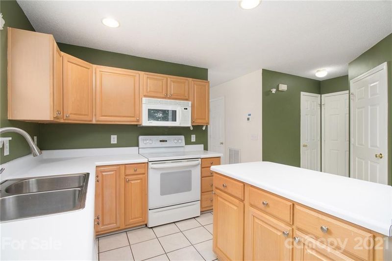 1782 Forest Side Ln, Charlotte, NC 28213