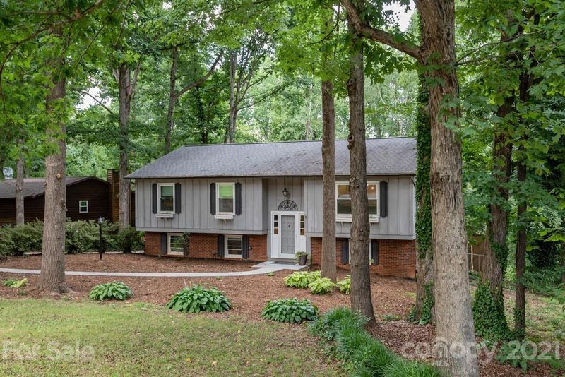 5560 Brookwood Ln, Hickory, NC 28602