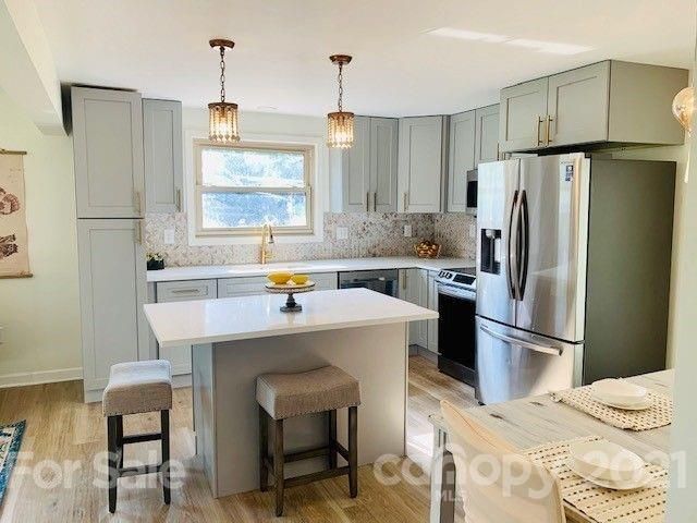 1004 E 22nd St, Newton, NC 28658