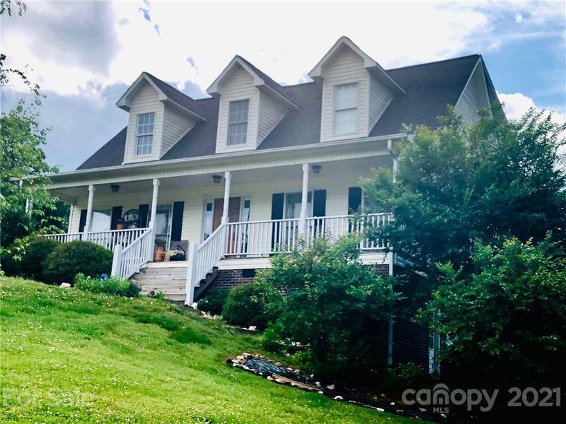 5555 Creek Point Dr, Hickory, NC 28601