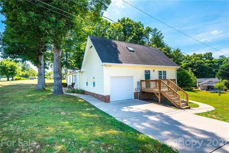 4155 Forest Point Dr, Hickory, NC 28602