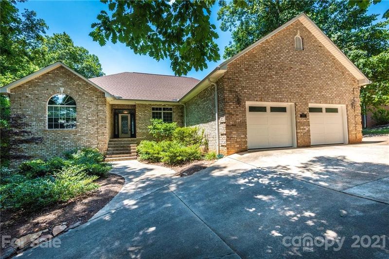 4232 Windsor Ct, Hickory, NC 28602