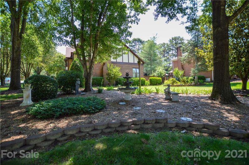 1109 Mangionne Dr, Matthews, NC 28105