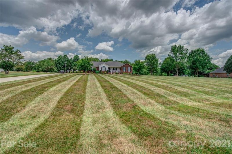 607 Sandycrest Dr, Cherryville, NC 28021