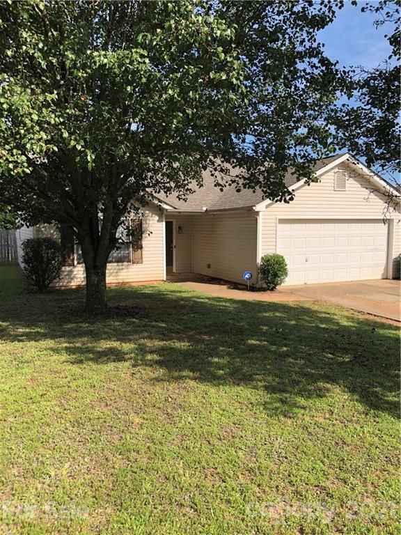 517 River View Dr, Lowell, NC 28098