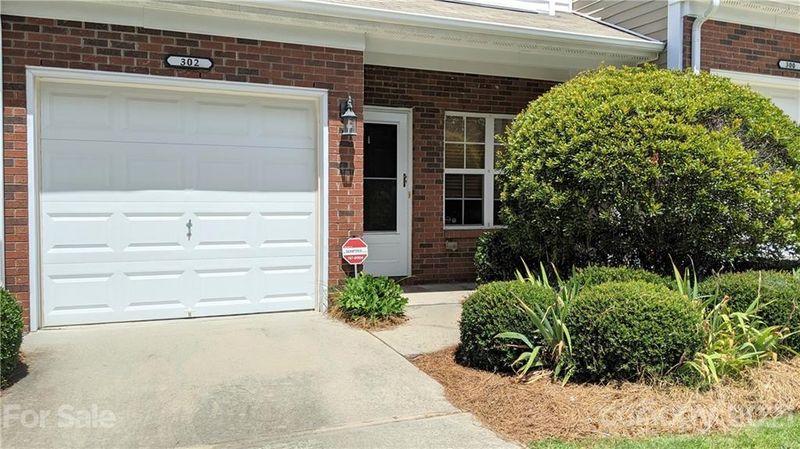 302 Azteca Dr, Matthews, NC 28104