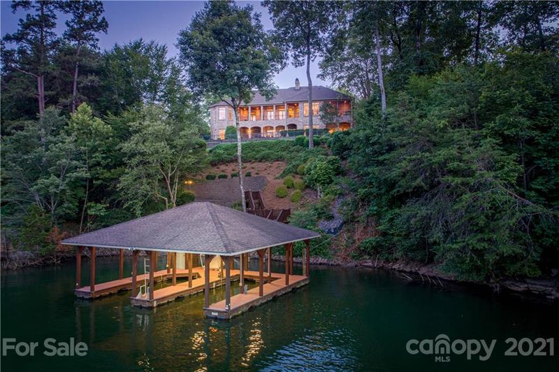 3015 44th Avenue Dr, Hickory, NC 28601