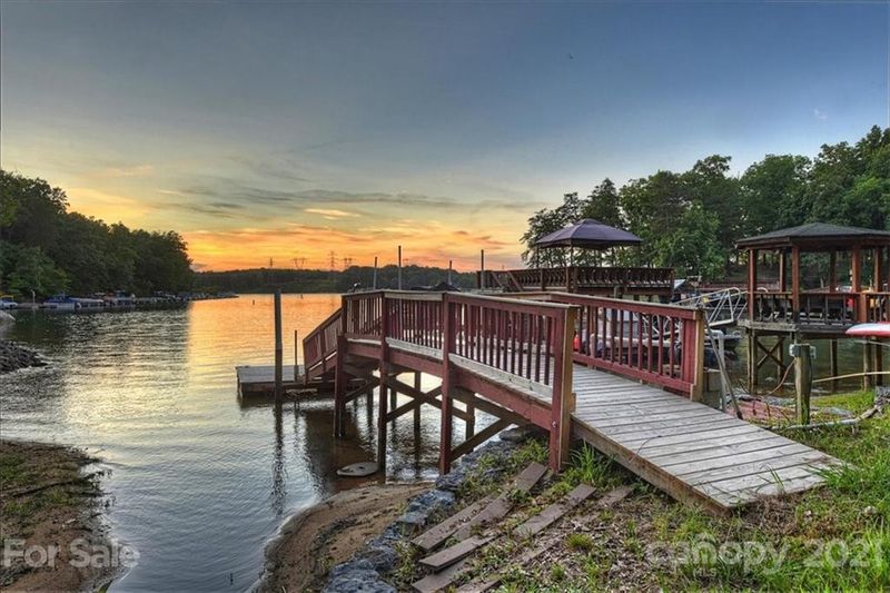 2427 Mt Isle Harbor Dr, Charlotte, NC 28214