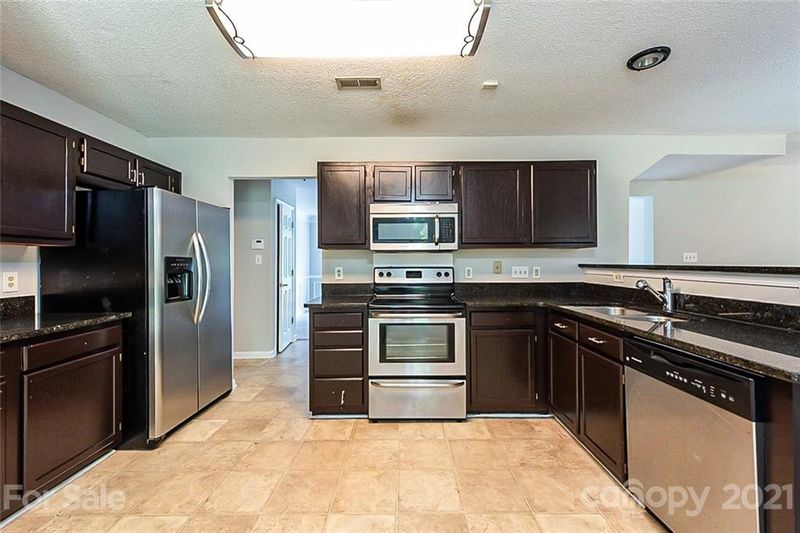 6912 Loretta Pl, Charlotte, NC 28215