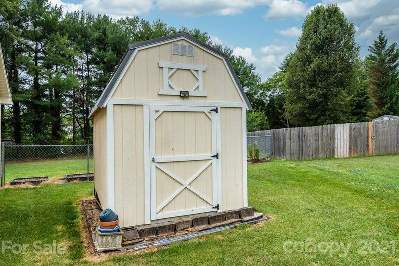 1850 18th Street Ct NE, Hickory, NC 28601