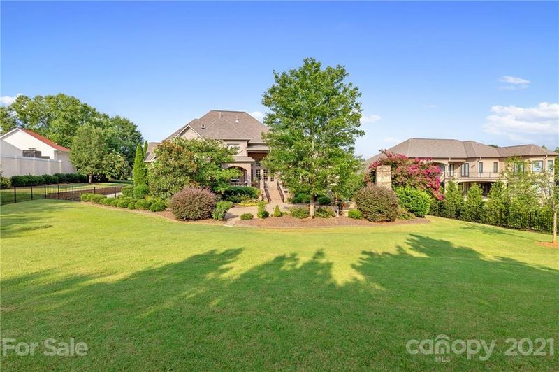 4040 Blossom Hill Dr, Matthews, NC 28104