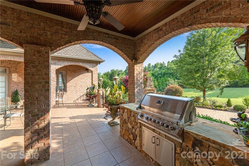 4040 Blossom Hill Dr, Matthews, NC 28104