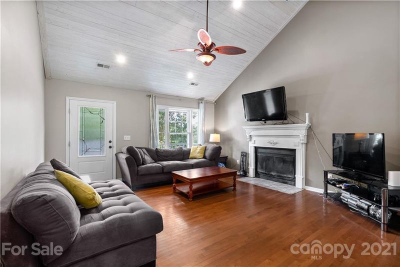 2430 Torrington Ln, Charlotte, NC 28262
