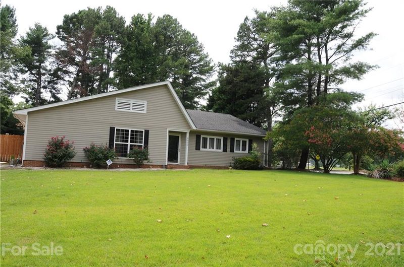 5900 Bluebonnet Rd, Charlotte, NC 28212
