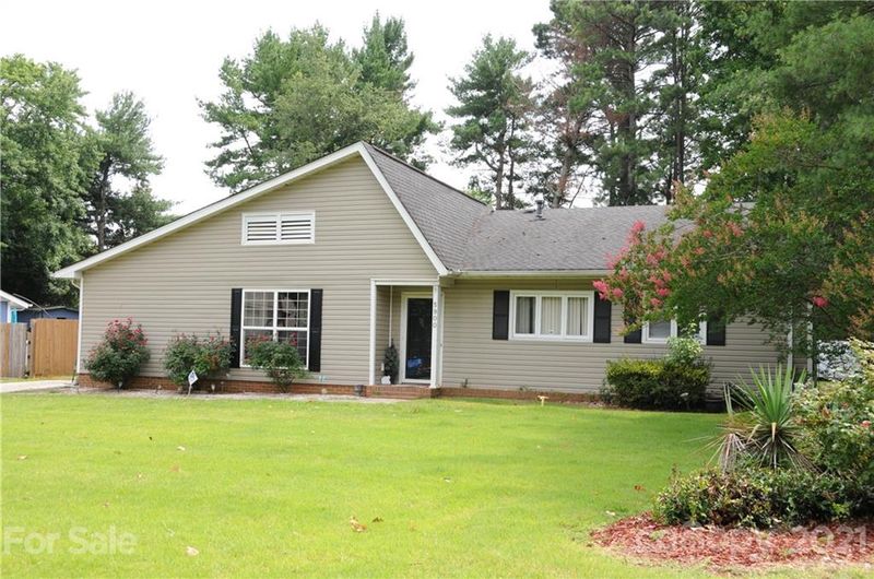 5900 Bluebonnet Rd, Charlotte, NC 28212