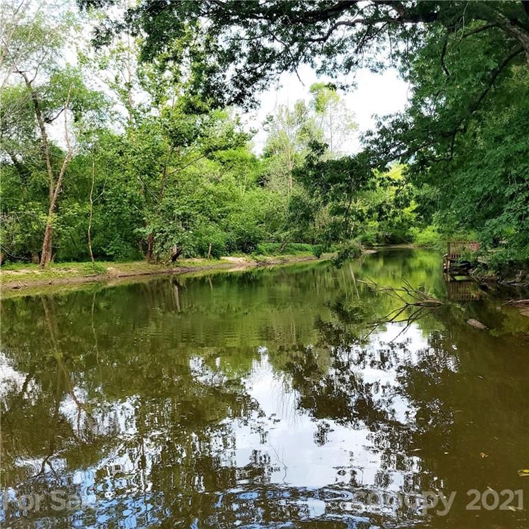 1960 10th Street Blvd, Hickory, NC 28601